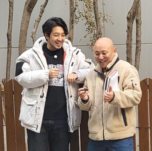 침착맨과 주호민이 함께 웃고 있는 모습
