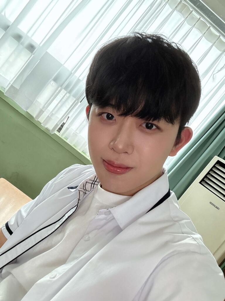 교복을 입고 셀카를 찍은 주둥이
